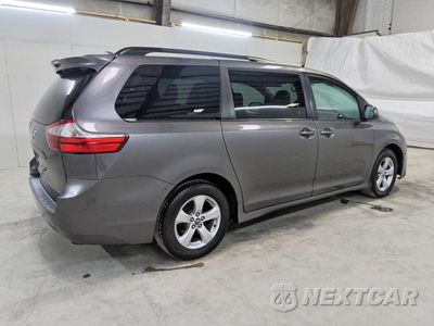 Trzecie zdjęcie samochodu z tyłu: 2019 TOYOTA SIENNA LE VIN:5TDKZ3DCXKS013097 - miniatura
