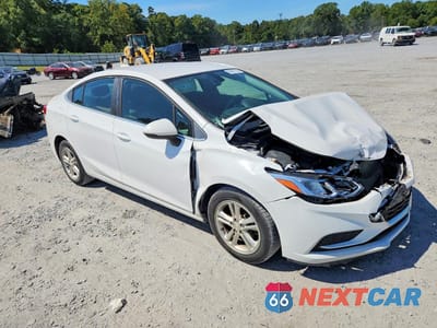 Czwarte zdjęcie samochodu z boku: 2018 CHEVROLET CRUZE LT VIN:1G1BE5SMXJ7221405 - miniatura