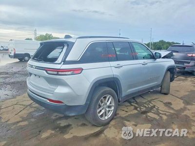 Trzecie zdjęcie samochodu z tyłu: 2025 JEEP GRAND CHEROKEE LAREDO VIN:1C4RJHAG2SC356627 - miniatura
