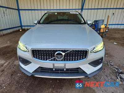 Piąte zdjęcie samochodu w środku: 2020 VOLVO V60 CROSS COUNTRY T5 MOMENTUM VIN:YV4102WK7L1030195 - miniatura