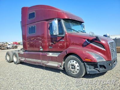 Czwarte zdjęcie samochodu z boku: 2020 VOLVO VNL SEMI TRUCK VIN:4V4NC9EJXLN242311 - miniatura