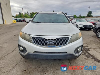 Piąte zdjęcie samochodu w środku: 2011 KIA SORENTO LX VIN:5XYKT4A26BG151123 - miniatura