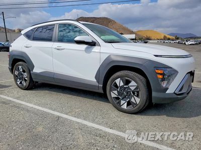 Czwarte zdjęcie samochodu z boku: 2025 HYUNDAI KONA SEL VIN:KM8HB3AB8SU250799 - miniatura