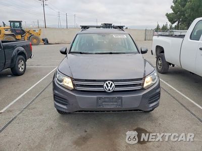 Piąte zdjęcie samochodu w środku: 2017 VOLKSWAGEN TIGUAN S VIN:WVGAV7AX9HK027431 - miniatura