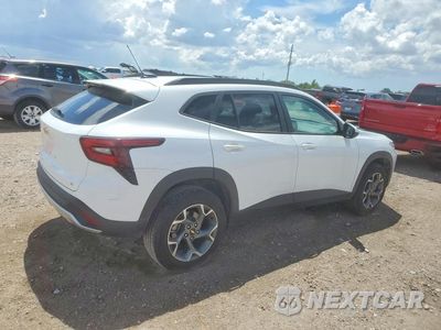 Trzecie zdjęcie samochodu z tyłu: 2025 CHEVROLET TRAX 1LT VIN:KL77LHEPXSC234350 - miniatura