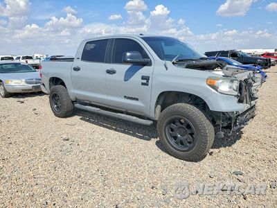 Czwarte zdjęcie samochodu z boku: 2018 TOYOTA TUNDRA CREWMAX SR5 VIN:5TFEY5F13JX236520 - miniatura
