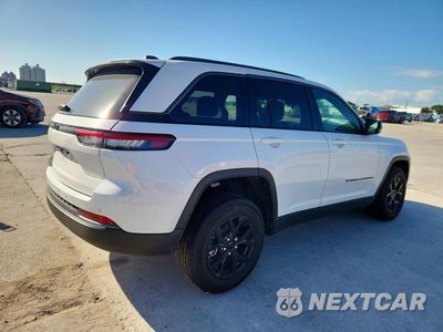 Trzecie zdjęcie samochodu z tyłu: 2026 JEEP GRAND CHEROKEE BASE VIN:1C4RJGAR7TC263292 - miniatura