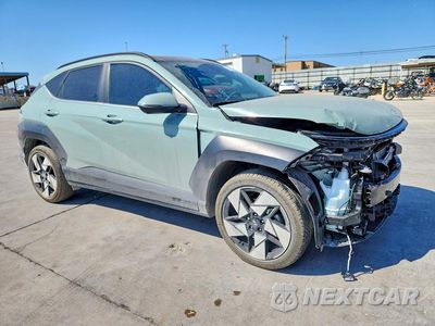 Czwarte zdjęcie samochodu z boku: 2025 HYUNDAI KONA LIMITED VIN:KM8HECA36SU292727 - miniatura