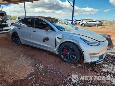 Czwarte zdjęcie samochodu z boku: 2018 TESLA MODEL 3 VIN:5YJ3E1EA2JF007881 - miniatura