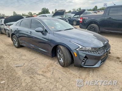 Czwarte zdjęcie samochodu z boku: 2023 KIA K5 LXS VIN:5XXG14J25PG212050 - miniatura