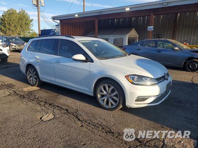 Czwarte zdjęcie samochodu z boku: 2019 VOLKSWAGEN GOLF SPORTWAGEN S VIN:3VWY57AU2KM507784 - miniatura