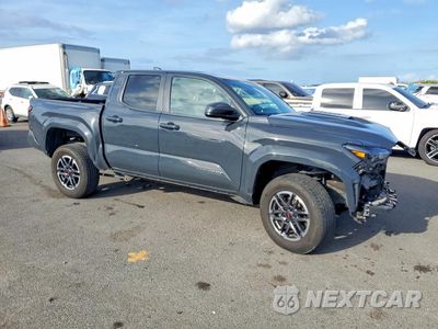 Czwarte zdjęcie samochodu z boku: 2024 TOYOTA TACOMA SR5 VIN:3TYKB5FN9RT004372 - miniatura