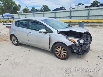 Czwarte zdjęcie samochodu z boku: 2017 KIA FORTE5 LX VIN:KNAFK5A82H5690304 - miniatura