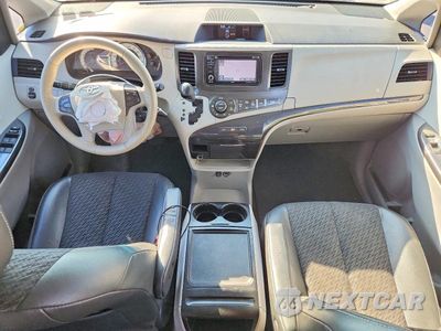Zdjęcie 8 z 13 samochodu: 2014 TOYOTA SIENNA VIN:5TDXK3DC5ES498702 - miniatura