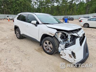 Czwarte zdjęcie samochodu z boku: 2024 TOYOTA RAV4 XLE VIN:2T3W1RFV3RC301130 - miniatura