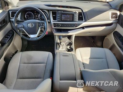Zdjęcie 8 z 13 samochodu: 2019 TOYOTA HIGHLANDER LE VIN:5TDBZRFH9KS984832 - miniatura