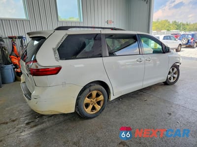 Trzecie zdjęcie samochodu z tyłu: 2017 TOYOTA SIENNA LE VIN:5TDKZ3DC8HS825054 - miniatura