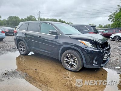 Czwarte zdjęcie samochodu z boku: 2018 TOYOTA HIGHLANDER LE PLUS VIN:5TDBZRFH2JS871190 - miniatura