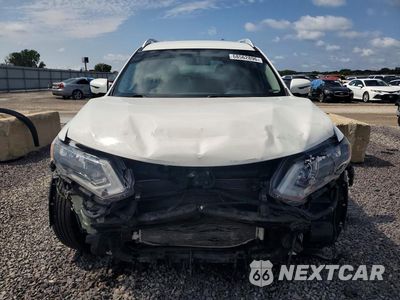 Piąte zdjęcie samochodu w środku: 2017 NISSAN ROGUE SV VIN:KNMAT2MV0HP517718 - miniatura