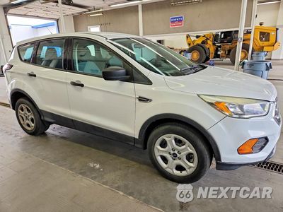 Czwarte zdjęcie samochodu z boku: 2017 FORD ESCAPE S VIN:1FMCU0F73HUD28986 - miniatura