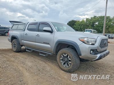 Czwarte zdjęcie samochodu z boku: 2018 TOYOTA TACOMA TRD OFF-ROAD VIN:5TFDZ5BN2JX029957 - miniatura