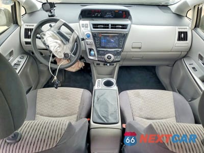 Zdjęcie 8 z 12 samochodu: 2015 TOYOTA PRIUS V THREE VIN:JTDZN3EU7FJ028905 - miniatura