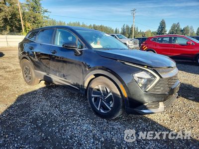 Czwarte zdjęcie samochodu z boku: 2023 KIA SPORTAGE LX VIN:KNDPUCAGXP7086371 - miniatura