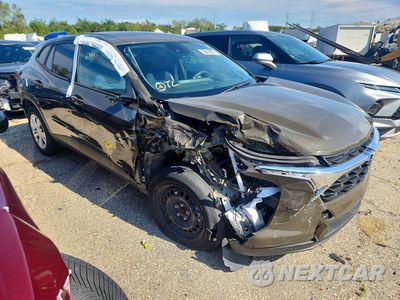 Czwarte zdjęcie samochodu z boku: 2024 CHEVROLET TRAX LS VIN:KL77LFE21RC196140 - miniatura