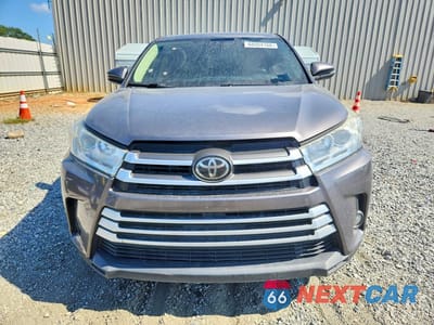Piąte zdjęcie samochodu w środku: 2019 TOYOTA HIGHLANDER LE PLUS VIN:5TDZZRFH0KS361596 - miniatura