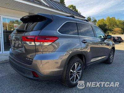 Czwarte zdjęcie samochodu z boku: 2017 TOYOTA HIGHLANDER XLE VIN:5TDJZRFH1HS509082 - miniatura