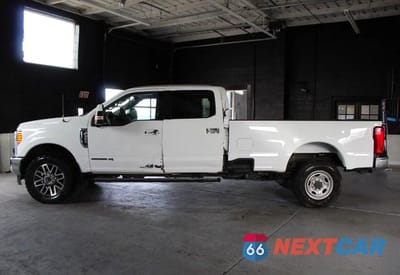 Czwarte zdjęcie samochodu z boku: 2017 FORD F350 SUPER DUTY VIN:1FT8W3BT4HEC09024 - miniatura