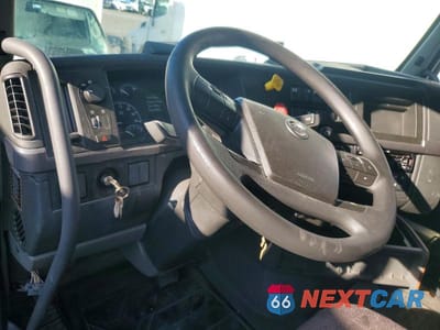 Zdjęcie 8 z 13 samochodu: 2019 VOLVO VNL SEMI TRUCK VIN:4V4NC9EH7KN213926 - miniatura