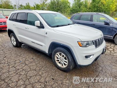 Czwarte zdjęcie samochodu z boku: 2018 JEEP GRAND CHEROKEE LAREDO VIN:1C4RJFAG7JC303716 - miniatura