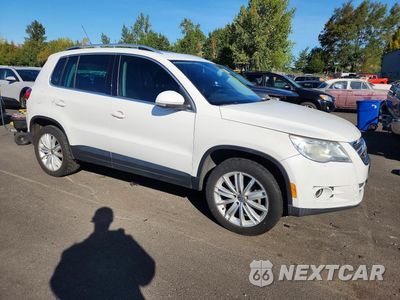 Czwarte zdjęcie samochodu z boku: 2011 VOLKSWAGEN TIGUAN S VIN:WVGBV7AX1BW518788 - miniatura