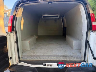 Zdjęcie 6 z 10 samochodu: 2017 GMC SAVANA G3500 VIN:1GTZ7HFG5H1107864 - miniatura