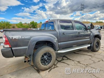 Trzecie zdjęcie samochodu z tyłu: 2014 TOYOTA TACOMA V6 VIN:3TMLU4EN1EM147722 - miniatura
