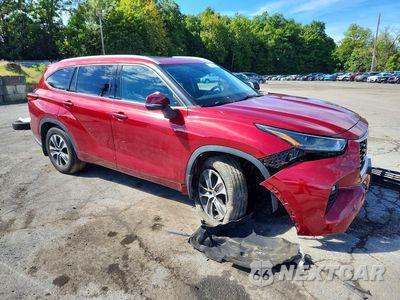 Czwarte zdjęcie samochodu z boku: 2022 TOYOTA HIGHLANDER XLE VIN:5TDGZRBH2NS569142 - miniatura