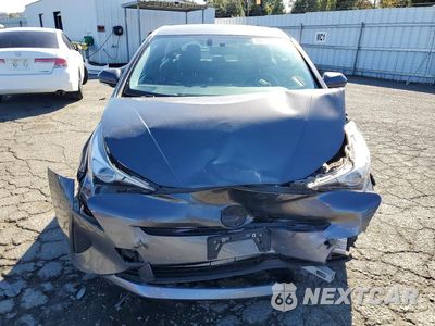 Piąte zdjęcie samochodu w środku: 2016 TOYOTA PRIUS THREE VIN:JTDKARFU9G3001905 - miniatura