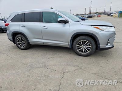 Czwarte zdjęcie samochodu z boku: 2018 TOYOTA HIGHLANDER XLE VIN:5TDJZRFH1JS560362 - miniatura