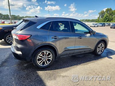Trzecie zdjęcie samochodu z tyłu: 2020 FORD ESCAPE SEL VIN:1FMCU0H60LUA46415 - miniatura