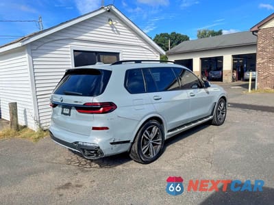 Trzecie zdjęcie samochodu z tyłu: 2024 BMW X7 XDRIVE40I VIN:5UX23EM05R9S83624 - miniatura