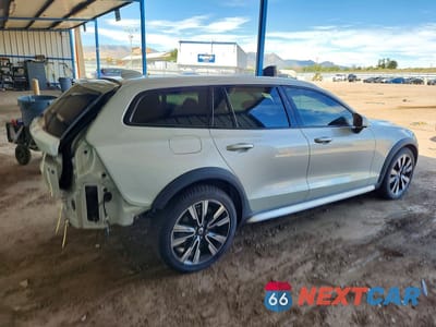 Trzecie zdjęcie samochodu z tyłu: 2020 VOLVO V60 CROSS COUNTRY T5 MOMENTUM VIN:YV4102WK7L1030195 - miniatura