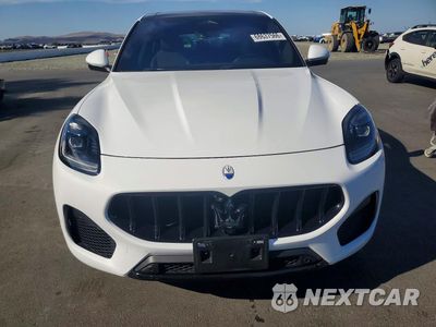 Piąte zdjęcie samochodu w środku: 2023 MASERATI GRECALE MODENA VIN:ZN682AVM2P7422396 - miniatura