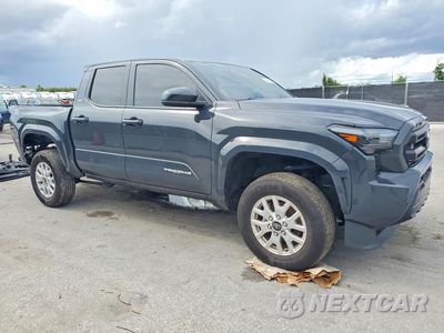 Czwarte zdjęcie samochodu z boku: 2025 TOYOTA TACOMA SR5 VIN:3TYKB5FN3ST027958 - miniatura
