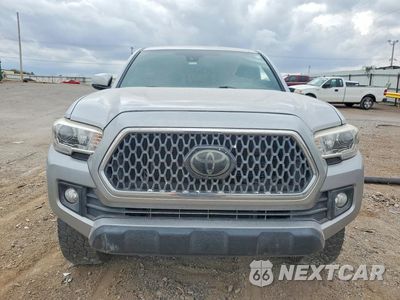 Piąte zdjęcie samochodu w środku: 2018 TOYOTA TACOMA TRD OFF-ROAD VIN:5TFDZ5BN2JX029957 - miniatura