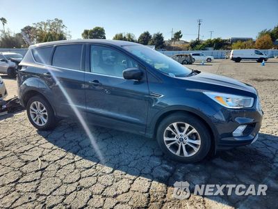 Czwarte zdjęcie samochodu z boku: 2019 FORD ESCAPE SE VIN:1FMCU0GDXKUA27000 - miniatura