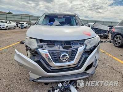 Piąte zdjęcie samochodu w środku: 2017 NISSAN ROGUE S VIN:KNMAT2MT1HP515491 - miniatura
