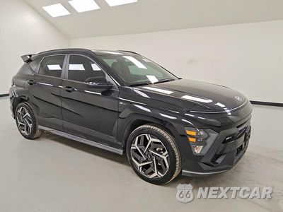 Czwarte zdjęcie samochodu z boku: 2025 HYUNDAI KONA N LINE S VIN:KM8HB3A39SU291676 - miniatura