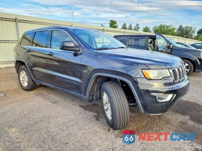 Czwarte zdjęcie samochodu z boku: 2019 JEEP GRAND CHEROKEE LAREDO VIN:1C4RJFAG9KC741283 - miniatura