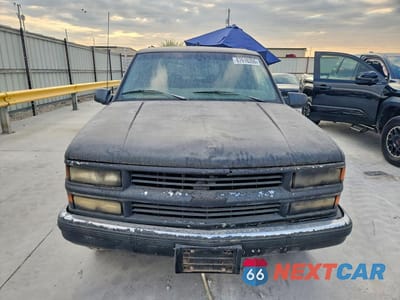 Piąte zdjęcie samochodu w środku: 1999 CHEVROLET SUBURBAN C1500 VIN:3GNEC16R2XG105645 - miniatura